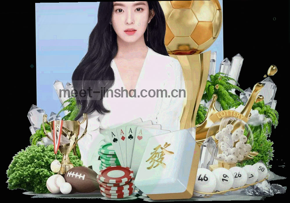 暖光下摊开的米色信笺、信封与印章形几何图形组成的静物场景